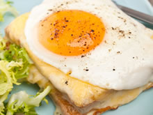 broodje met kaas en spiegelei