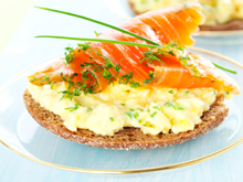 broodje gerookte zalm en roerei