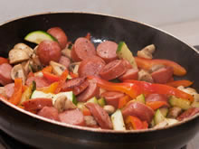 gebakken Frankfurter worst met groentjes