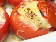 gevulde tomaten met erwtjes en parmezaansaus