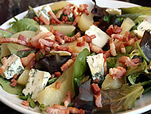 salade met peer, roquefort en spek