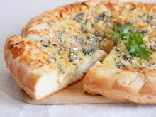 Pizza met blauwe kaas