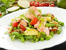salade met zalm, aardappelen en groentjes