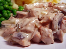 stoofpotje met varkensvlees, erwtjes en champignons